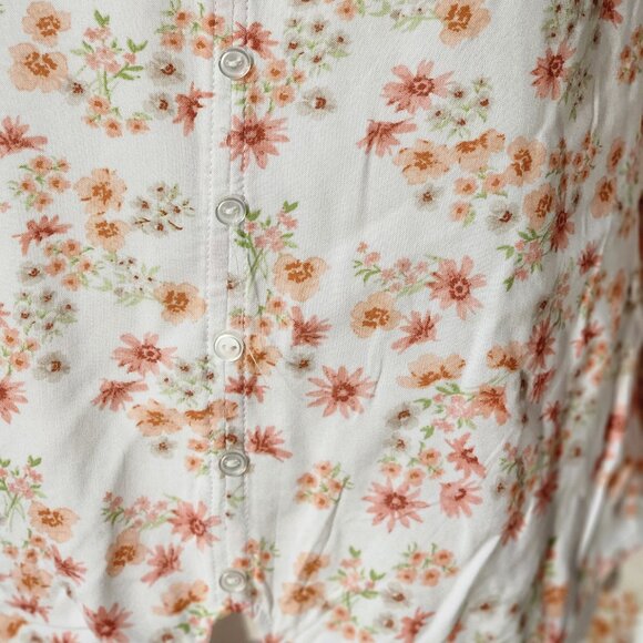 NWT- Floral Blouse - Picture 3 of 8